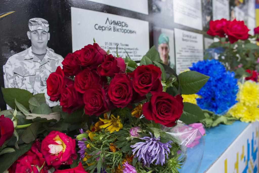 «Саме в цей час три роки тому вбивали наших дітей»: у Полтаві вшановують загиблих під Іловайськом. ФОТО