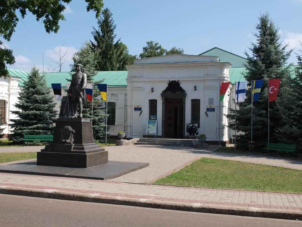 Петра І у Полтаві облили синьою фарбою