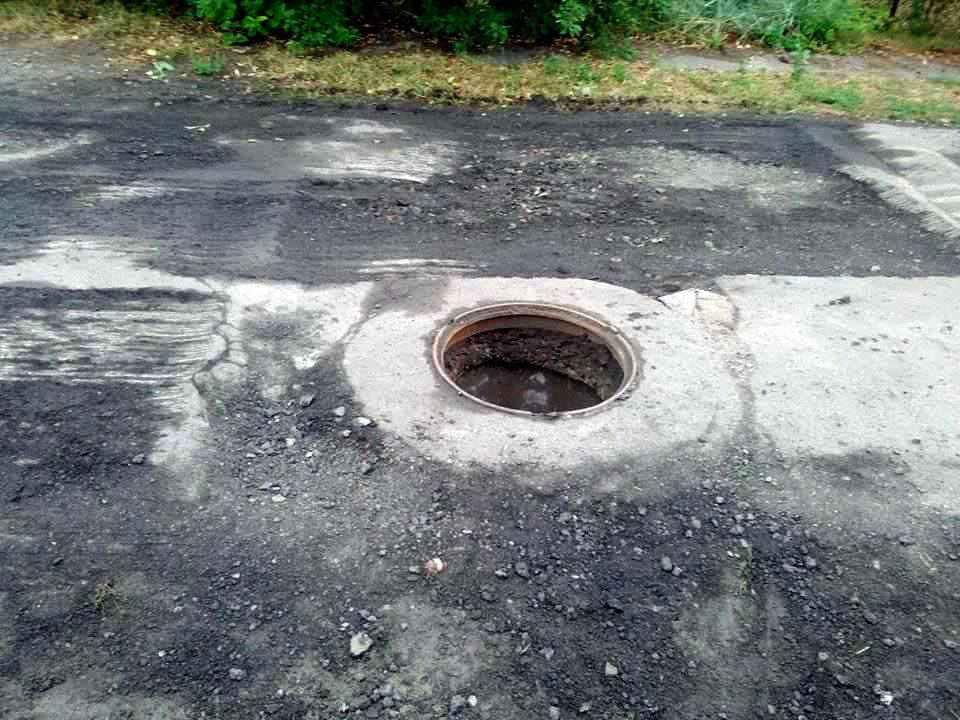 У Полтаві так ремонтують дорогу, що зрізали люк і залишили діру. ФОТО