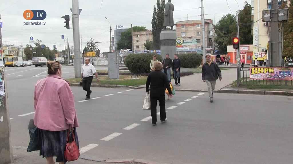Полтавці ледь не кидаються під машини, переходячи дорогу