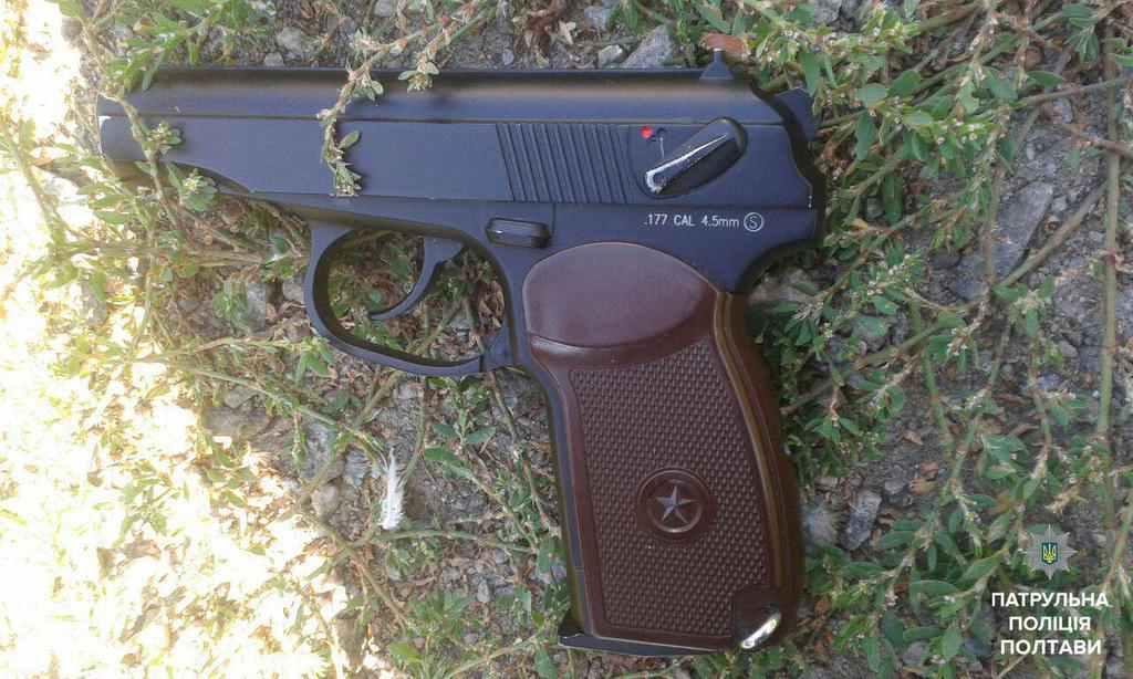 У Полтаві п’яний чоловік погрожував дітям пістолетом, щоб відібрати велосипед