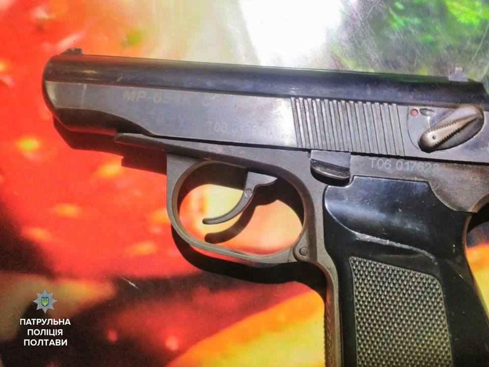 Полтавець напідпитку здійняв переполох у продуктовій крамниці, розмахуючи зброєю