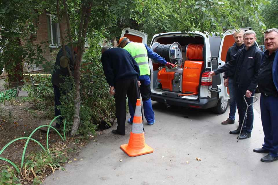 Ложка, запчастини, бита цегла: «водоканалівці» із сучасною іноземною технікою показали, що полтавці викидають у каналізацію
