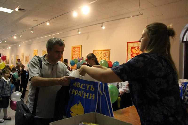 У Полтаві триста дітей отримали шкільне приладдя в пакетах партії мера