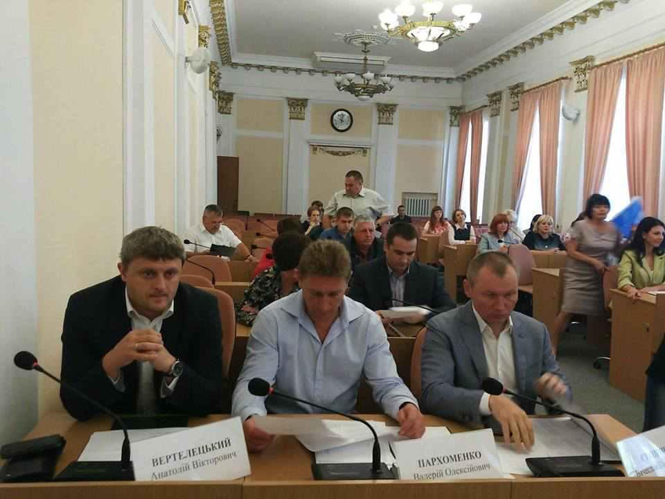 За сім хвилин на засіданні виконкому в Полтаві виділили кошти, обмежили рух транспорту, підготувались до Дня міста