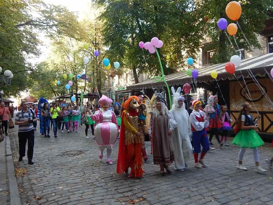 Полтавський театр ляльок відзначив ювілей казковою ходою. ФОТО