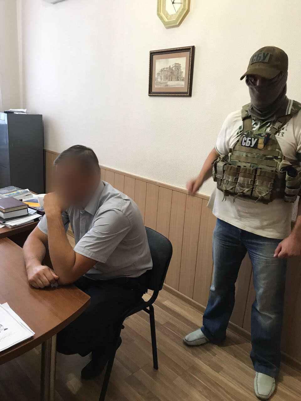 Службовця з фіскальної служби Полтавщини затримали на хабарі