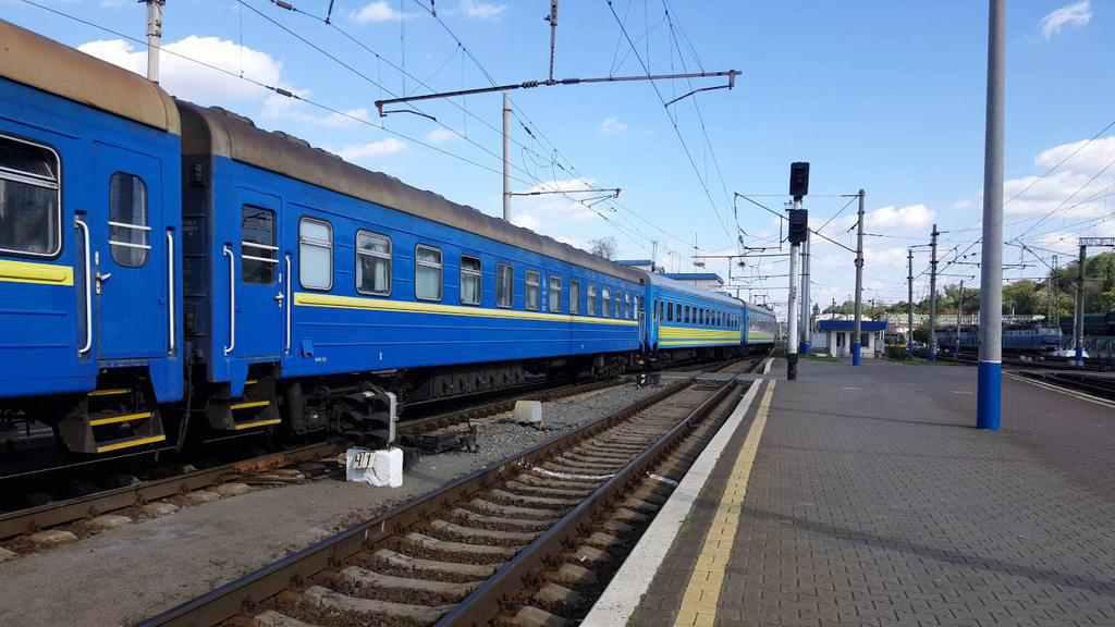 На Полтавщині юнак заліз на дах потяга, щоб покататися і травмувався