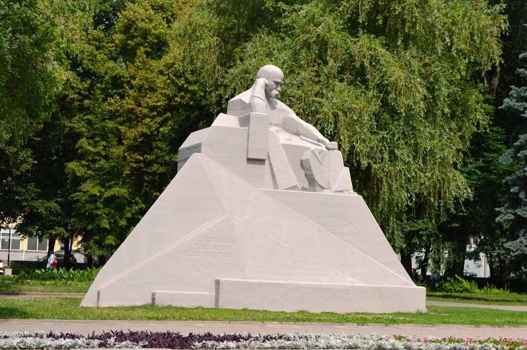 74-та річниця звільнення: у Полтаві пройшло урочисте покладання квітів. ФОТО