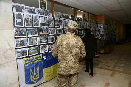 До Дня захисника України у Кременчуці відкрили виставку світлин 
