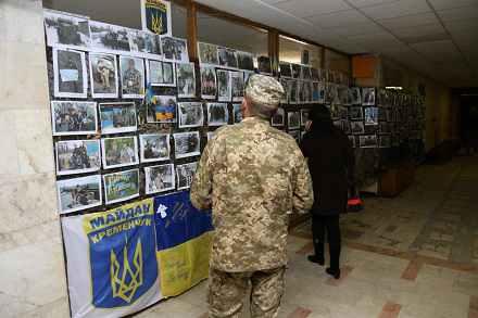 До Дня захисника України у Кременчуці відкрили виставку світлин
