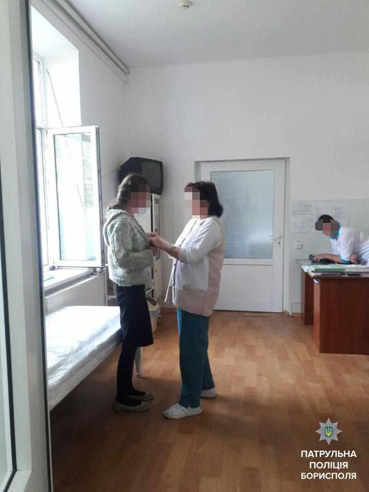 У полі на межі між Києвом і Полтавщиною знайшли німу дівчину, яка втекла із лікарні