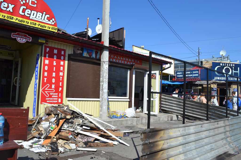Власники згорілих на полтавському ринку магазинів підраховують збитки й шукають винних. ФОТО
