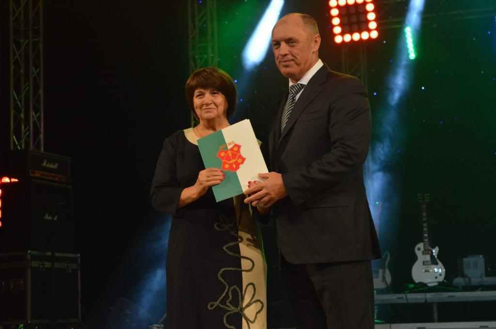 Мер Полтави роздав вчителям премії і квартири. ФОТО