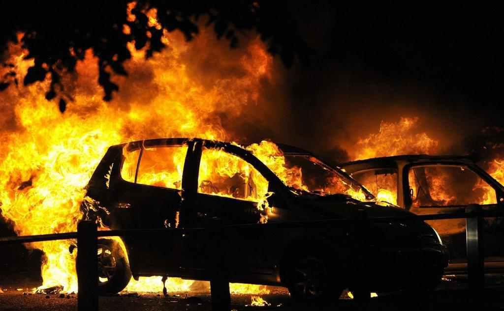У Полтаві вдень згорів автомобіль «Фольксваген». ОНОВЛЕНО, ФОТО