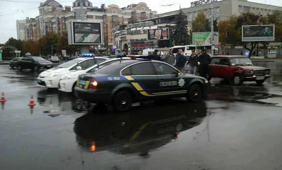 В центрі Полтави сталася ДТП з участю патрульної автівки. ФОТО 