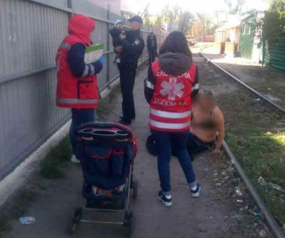 Нетвереза полтавка гуляла з дитиною, ледве тримаючись на ногах