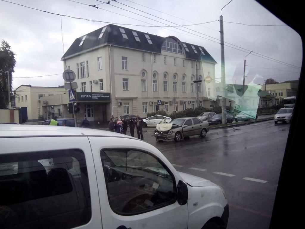 У Полтаві зіткнулися дві автівки: постраждала дитина. ФОТО