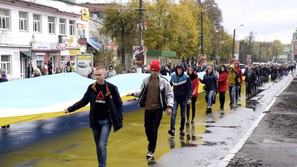 Більш ніж стометровий прапор пронесли в одному з райцентрів Полтавщини на День захисника