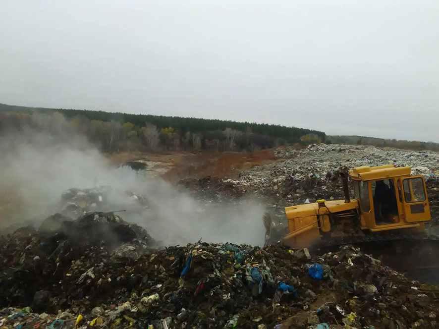 Майже десять годин ліквідовували пожежу на Макухівському сміттєзвалищі під Полтавою