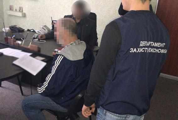 На Полтавщині інспектор митниці намагався дати поліцейському 250 доларів хабара