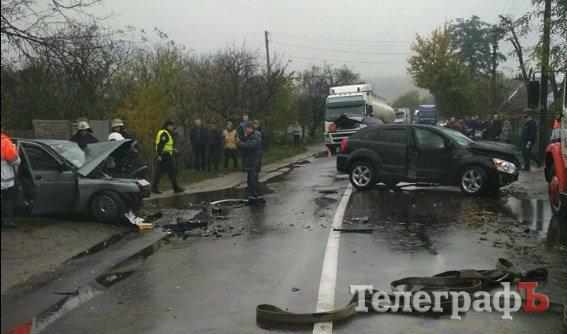 ДТП у Кременчуці: рятувальникам довелося вирізати тіло із авто
