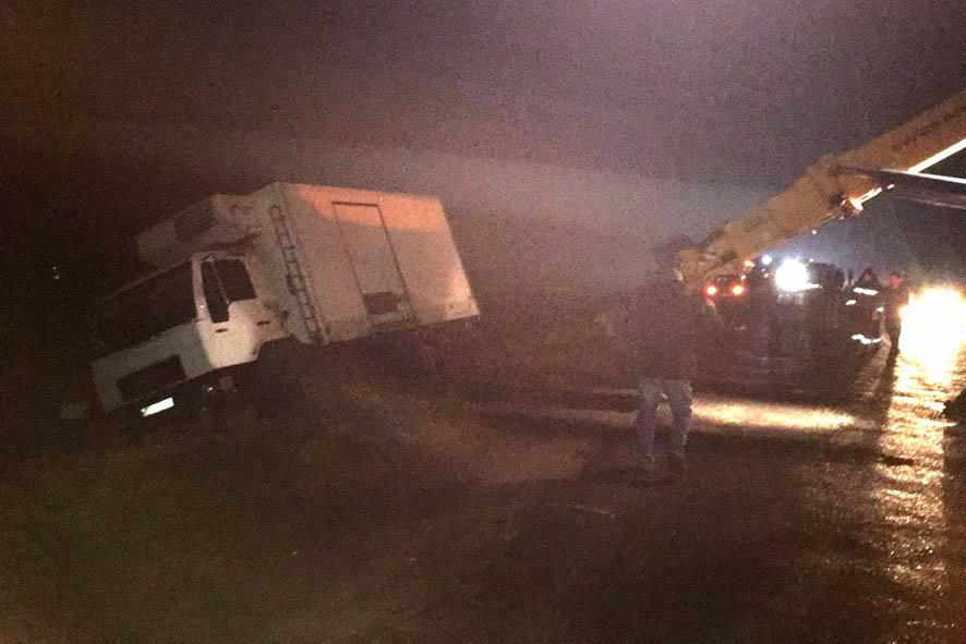 На Полтавщині перекинулася вантажівка: стався розлив дизпалива