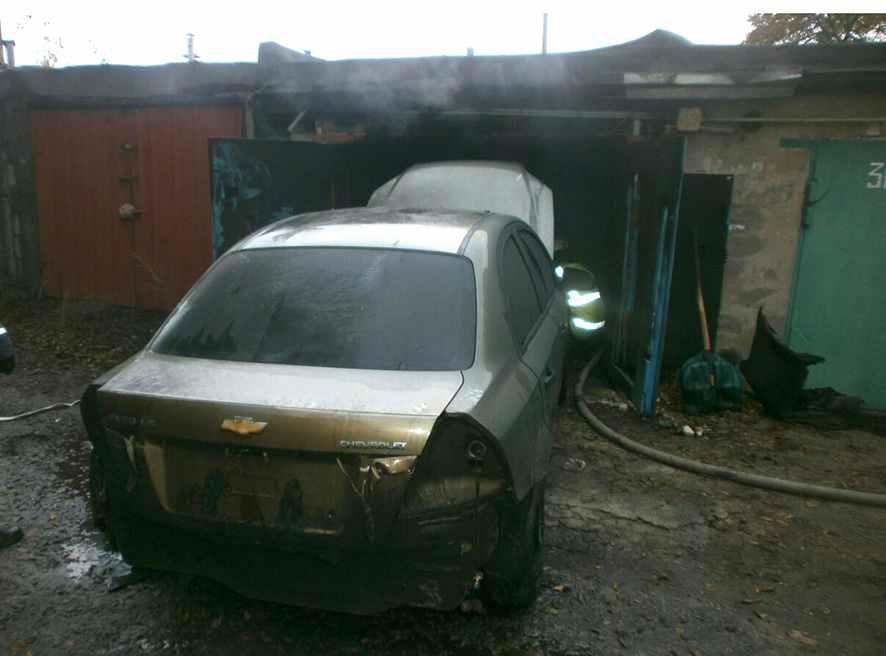 На Полтавщині ледь не згоріли гараж та автівка