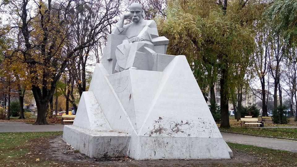 Пам’ятник Тарасу Шевченку в Полтаві закидали багнюкою