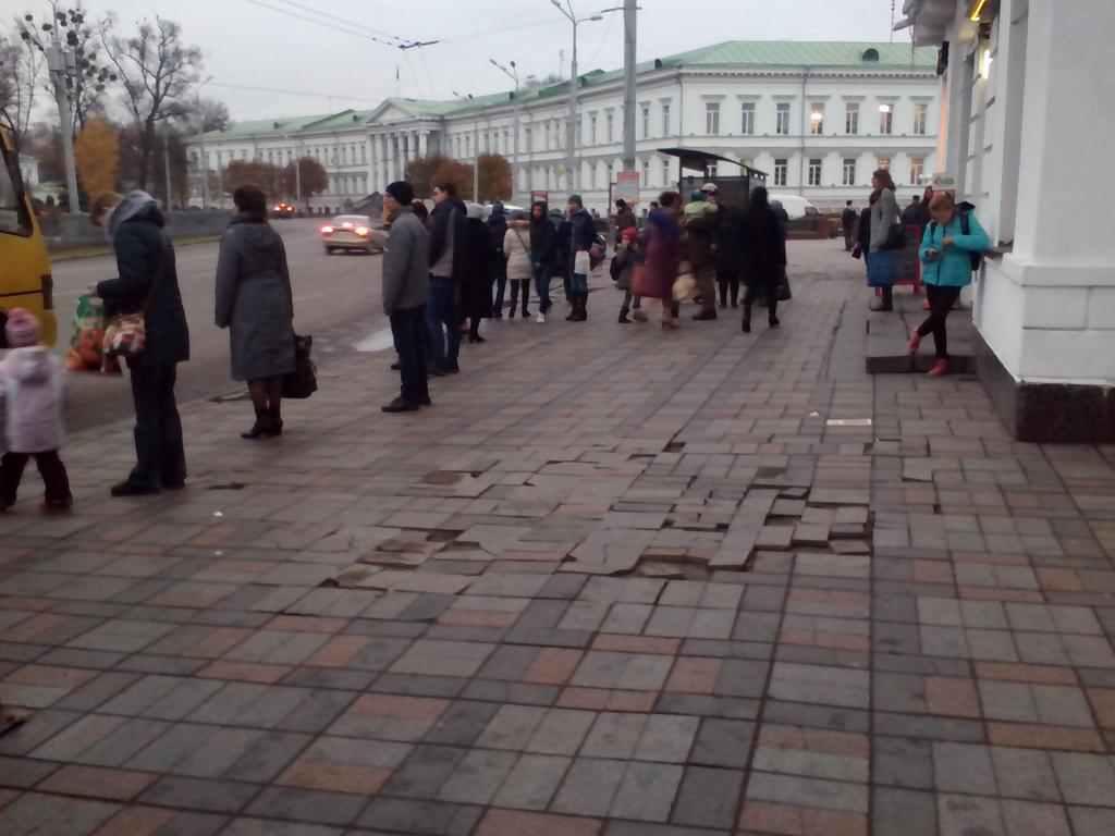 Поки триває битва за незаконну прибудову до кінотеатру в центрі Полтави, тротуар поряд не ремонтують. ФОТО