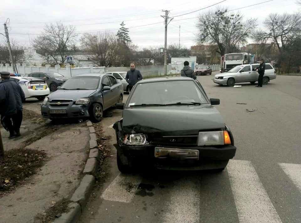 Три авто зіткнулись у Полтаві на небезпечному перехресті. ФОТО