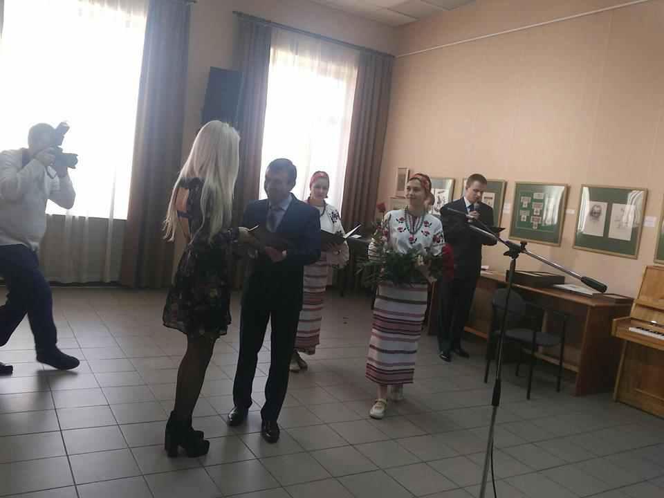 Без премій, але з пафосом і народними піснями: як обласна влада полтавських журналістів вітала