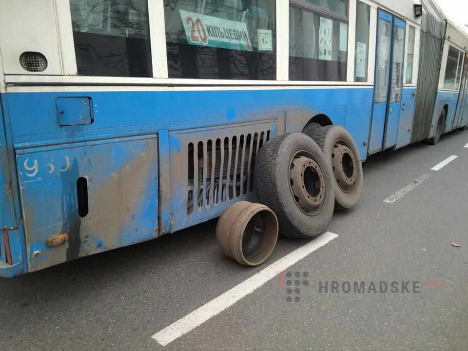 У Полтаві «кільцевий» автобус загубив колесо на маршруті