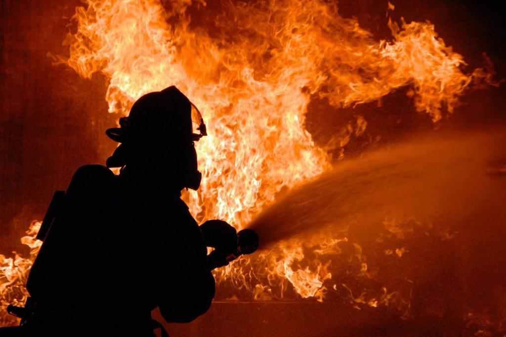 У Карлівці на Полтавщині загорілася багатоповерхівка: евакуювали 30 людей