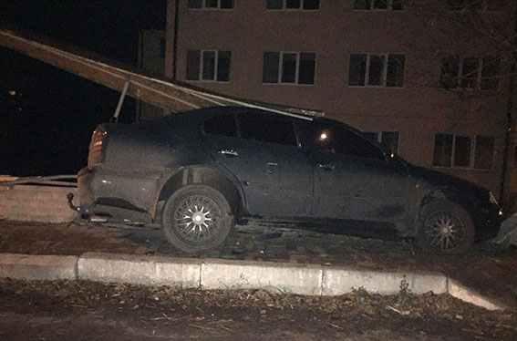 На Полтавщині водій «Шкоди» зніс зупинку і паркан
