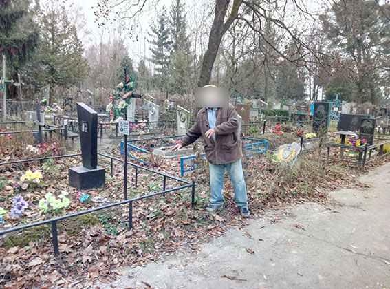 Пенсіонер на цвинтарі став жертвою грабіжника