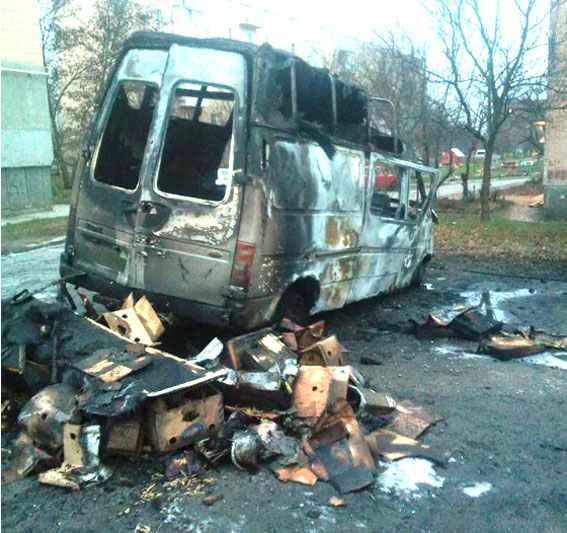 На Полтавщині під ранок згорів мікроавтобус