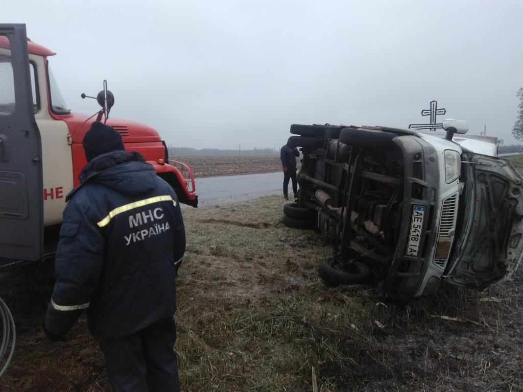 Рятувальники  звільняли вантажівки з льодового полону у семи районах Полтавщини. ФОТО