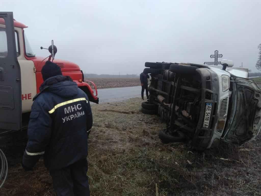 Рятувальники звільняли вантажівки з льодового полону у семи районах Полтавщини. ФОТО