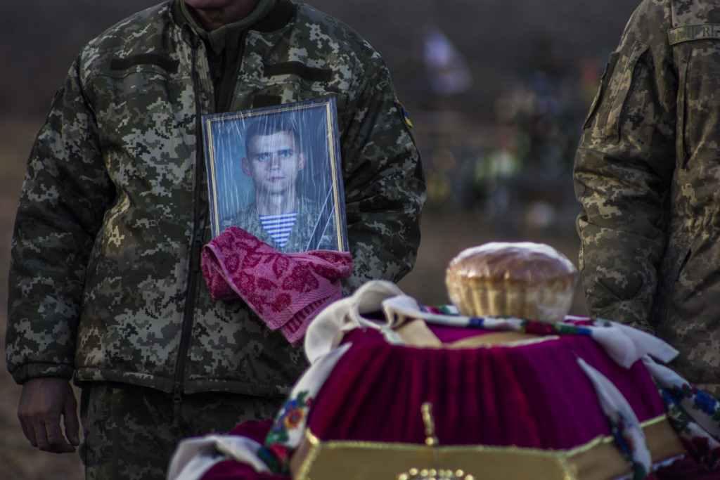 «Я не можу відправити туди 20-річних, а сам залишитися»: на Полтавщині попрощалися з героєм Олександром Тюменцевим. ФОТО