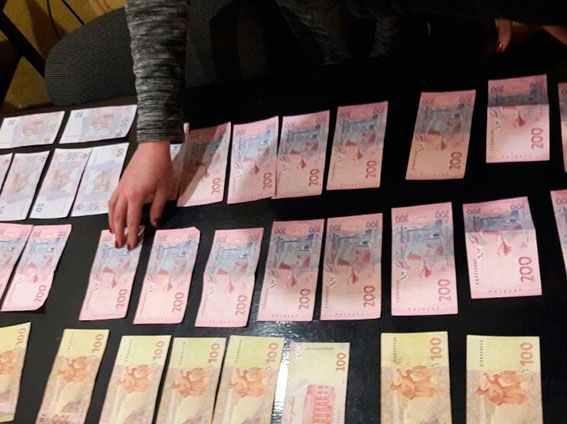 У Полтаві жінка намагалася підкупити керівника з управління протидії наркозлочинності