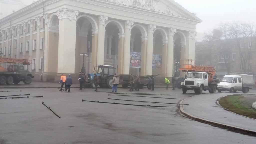 У Полтаві почали встановлювати головну ялинку. Фото