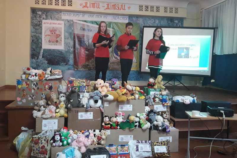 Полтавські школярі зібрали подарунки для дітей-переселенців та родин АТО