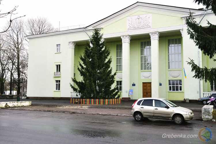 Центр Гребінки прикрасила жива ялинка. ФОТО