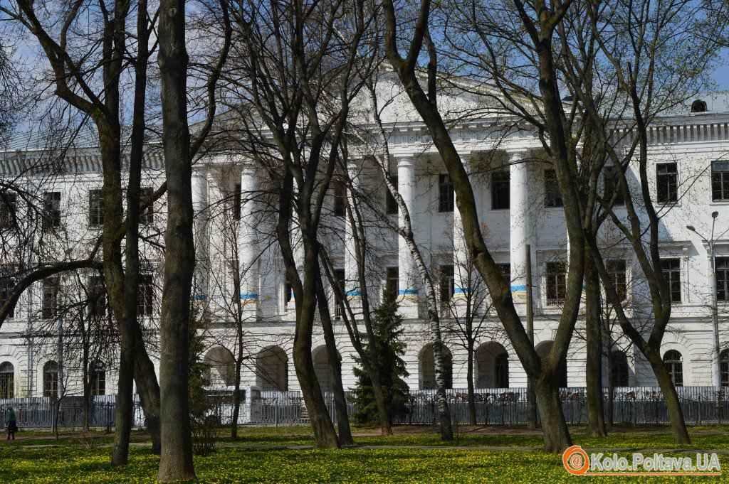 У Полтаві 13-річний хлопець впав з даху Кадетського корпусу