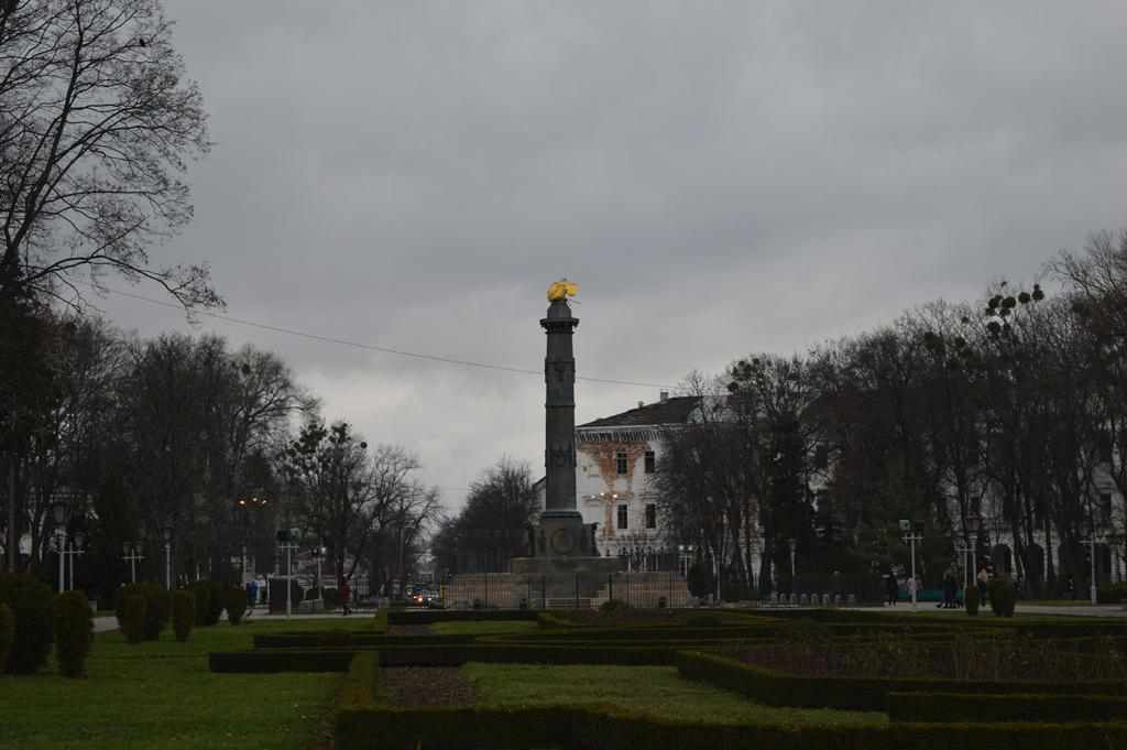 Монумент Слави у Полтаві знову позбувся прапорів. ФОТОФАКТ 