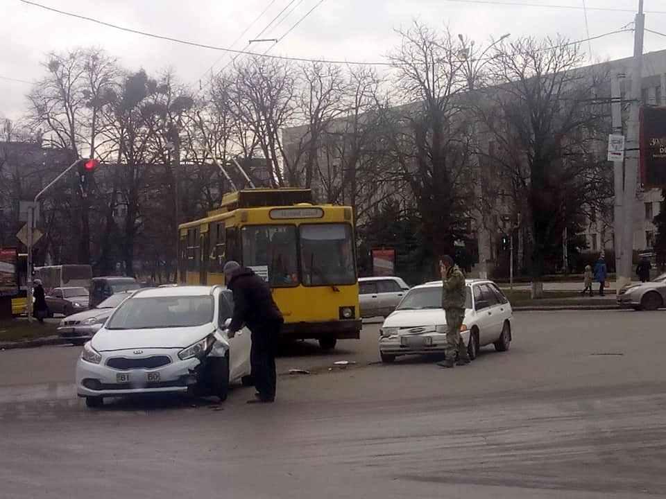 У Полтаві на перехресті ДТП: зіштовхнулись легковики та перекрили рух. ОНОВЛЕНО