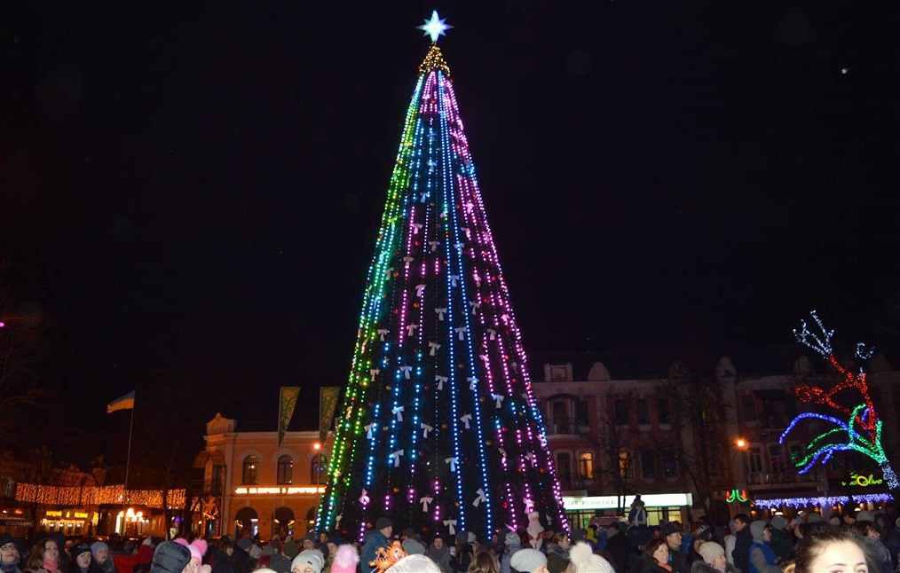 «Мацав-мацав під подушкою, а нічого нема» – мер Мамай відкрив полтавську ялинку. ФОТО, ВІДЕО