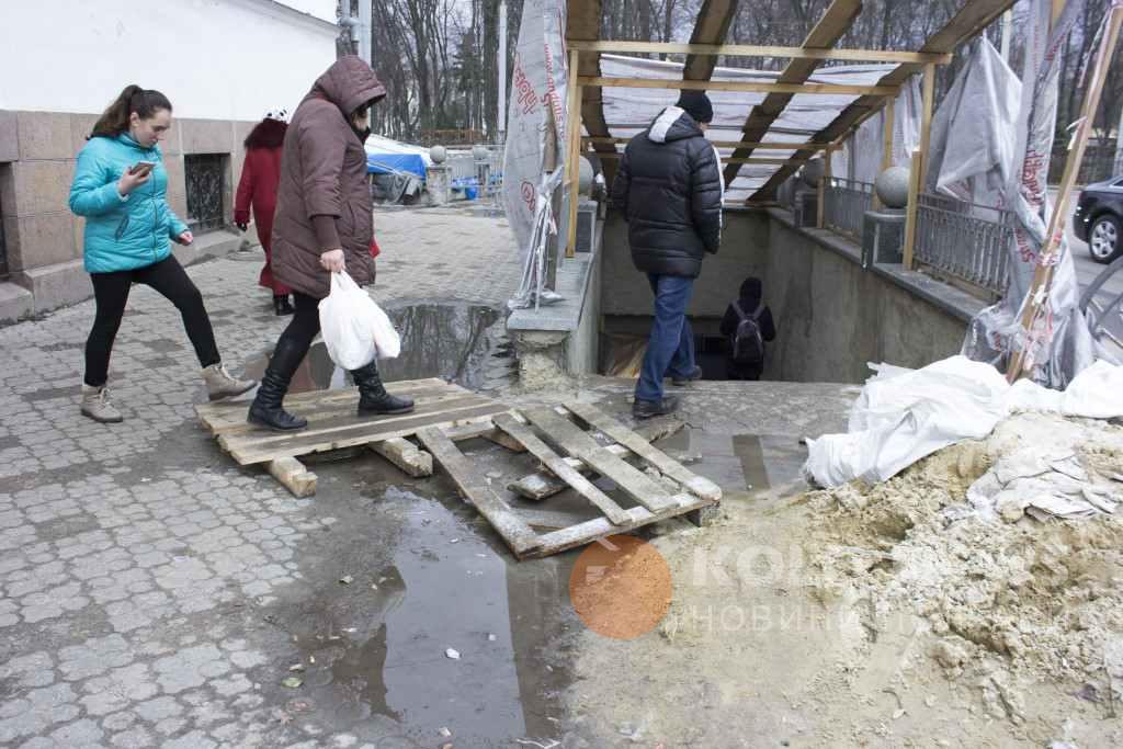 Виживали, як могли: чи безпечно користуватися підземними переходами в Полтаві, поки їх ремонтують. ФОТО