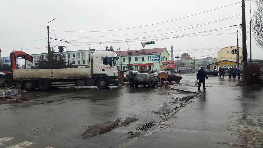 Через будівництво басейну в «Авіамістечку» перекрили вулицю. ФОТОФАКТ